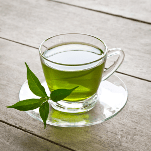 Yeşil çay, özellikle Asya'da yüzyıllardır kullanılan ve son dönemlerde global olarak da popülerleşen bir içecektir. Sağlık için bilinen faydalarının yanı sıra, yeşil çayın ilginç tarihi, kullanım alanları ve yan etkileriyle ilgili bilgilere bu yazıda değineceğiz. Şifa Kenti'nin bu özel içecek hakkında sunduğu ürünleri ve tarifleri de makalemizin ilerleyen kısımlarında bulabilirsiniz.